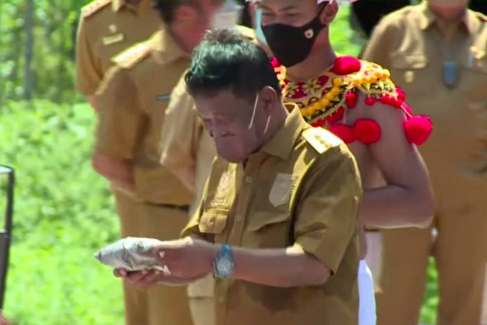 Gubernur Sulawesi Tengah, Rusdy Mastura di acara penyatuan tanah dan air dari 34 provinsi di titik 0 IKN (youtube.com/Sekretariat Presiden)