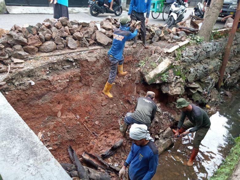 Satgas Banjir DPUPR Kota Depok melakukan pengangkatan material pada turap yang longsor di dekat SDN Beji 1, Kecamatan Beji, Kota Depok. (Istimewa)