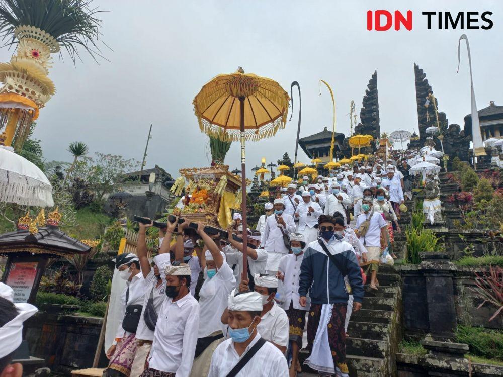 10 Potret Ritual Melasti di Pura Agung Besakih, Umat Jalan Kaki 8 Km