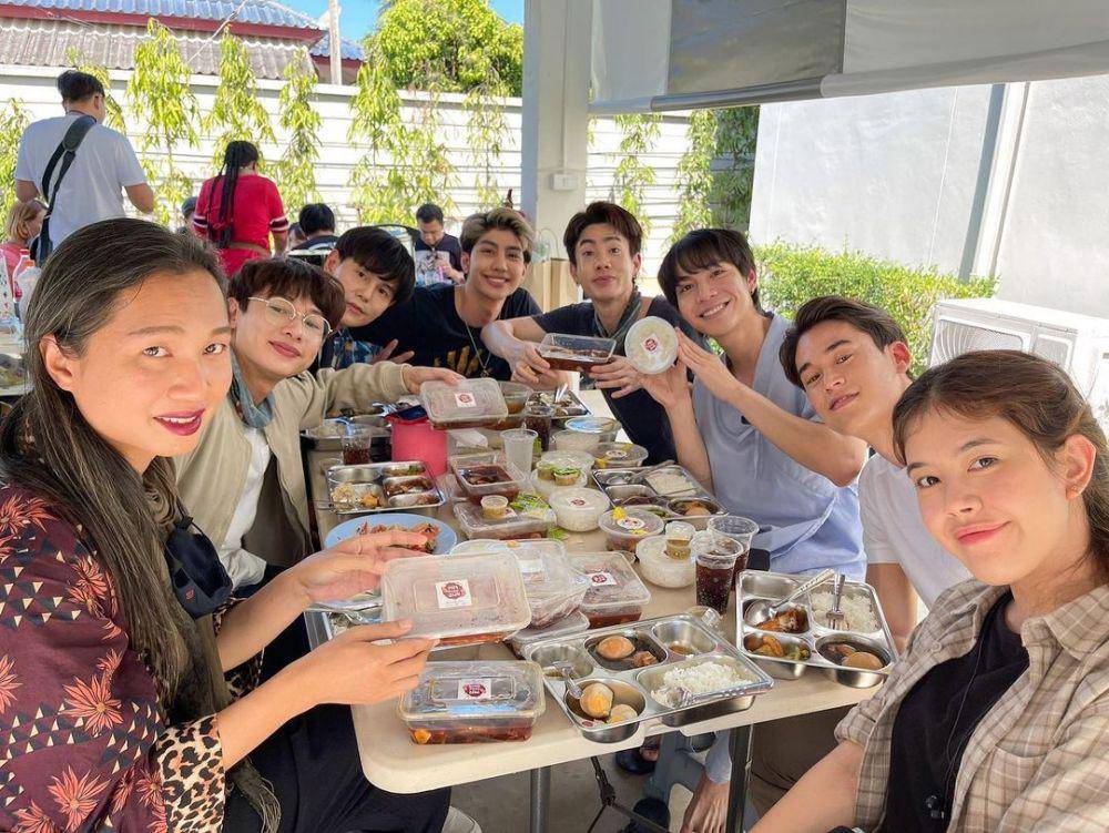Sutradara dan para pemain serial Not Me di belakang layar serial. (instagram.com/dong_licious)