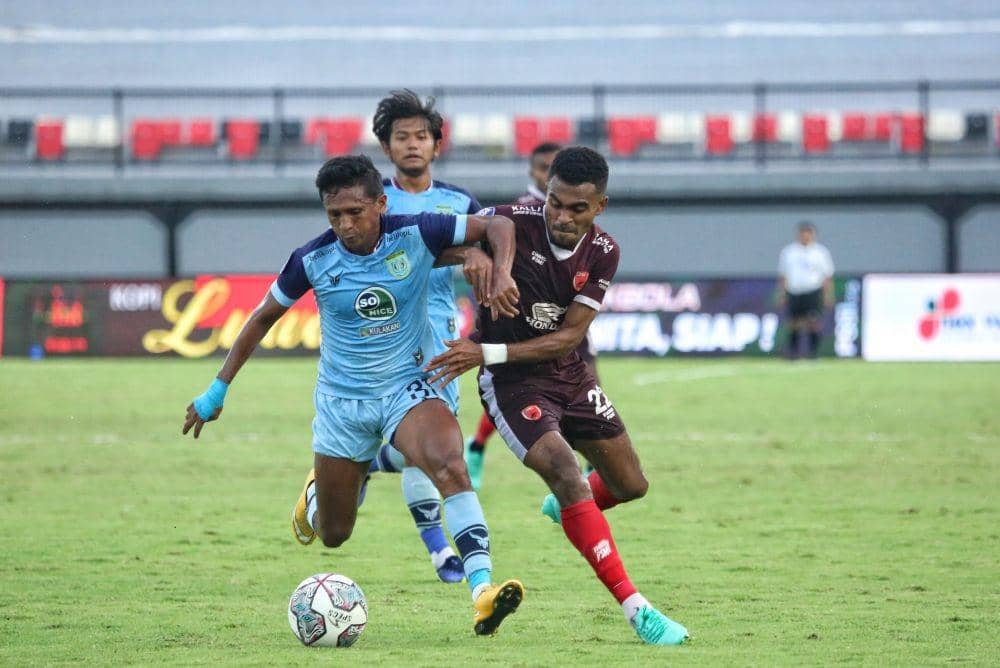 Penyerang PSM Makassar Yakob Sayuri (kanan) berebut bola dengan bek Persela Lamongan Ricky Ohorella (kiri) dalam laga pekan ke-31 BRI Liga 1 2021/22 di Stadion Kapten I Wayan Dipta Gianyar, Senin 14 Maret 2022. (Dok. MO PSM Makassar)