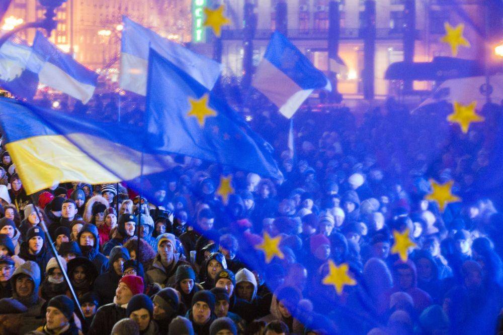 Demonstrasi pro-Uni Eropa di Kiev sehari sebelum dimulainya KTT Kemitraan Timur ketiga. (Evgeny Feldman, CC BY-SA 3.0, via Wikimedia Commons)