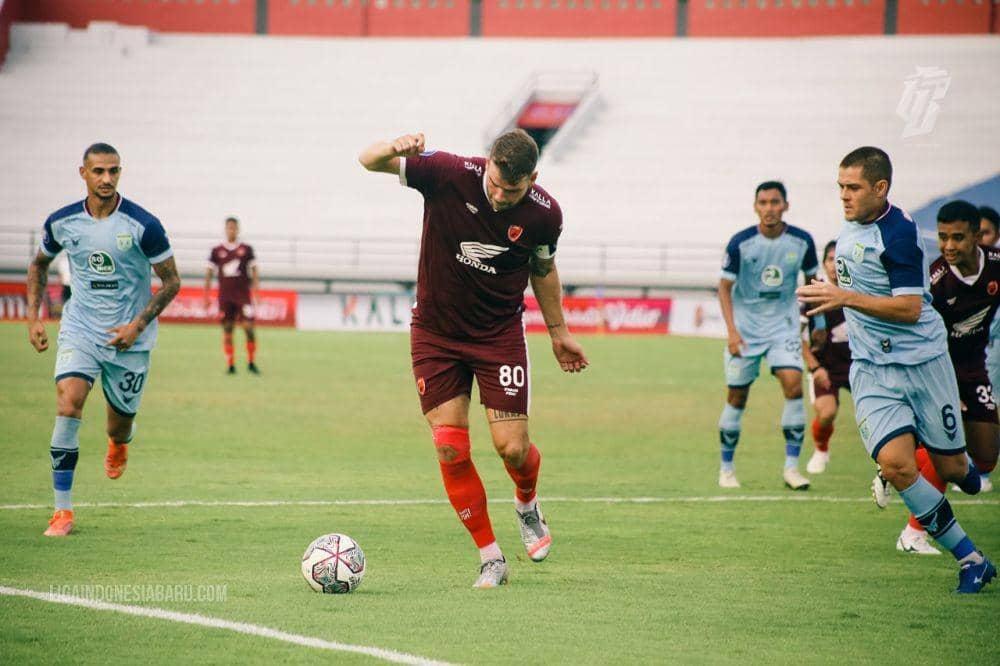 Gelandang PSM Makassar Wiljan Pluim (tengah) berusaha lepas dari kawalan para pemain Persela Lamongan dalam laga pekan ke-31 BRI Liga 1 2021/22 di Stadion Kapten I Wayan Dipta Gianyar, Senin 14 Maret 2022. (Dok. PT Liga Indonesia Baru)