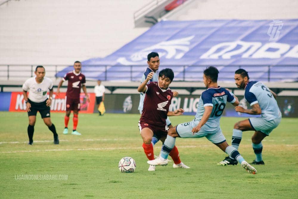 Gelandang PSM Makassar Muhammad Arfan (tengah) berusaha lepas dari kawalan dua pemain Persela Lamongan dalam laga pekan ke-31 BRI Liga 1 2021/22 di Stadion Kapten I Wayan Dipta Gianyar, Senin 14 Maret 2022. (Dok. PT Liga Indonesia Baru)