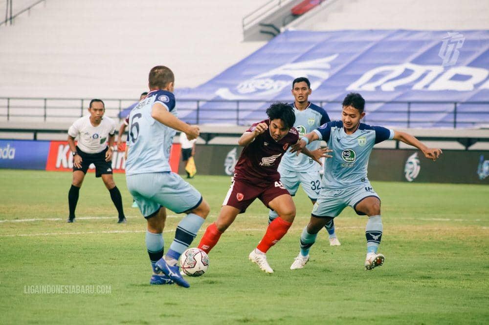 Gelandang PSM Makassar Muhammad Arfan (tengah) berusaha lepas dari kawalan dua pemain Persela Lamongan dalam laga pekan ke-31 BRI Liga 1 2021/22 di Stadion Kapten I Wayan Dipta Gianyar, Senin 14 Maret 2022. (Dok. PT Liga Indonesia Baru)