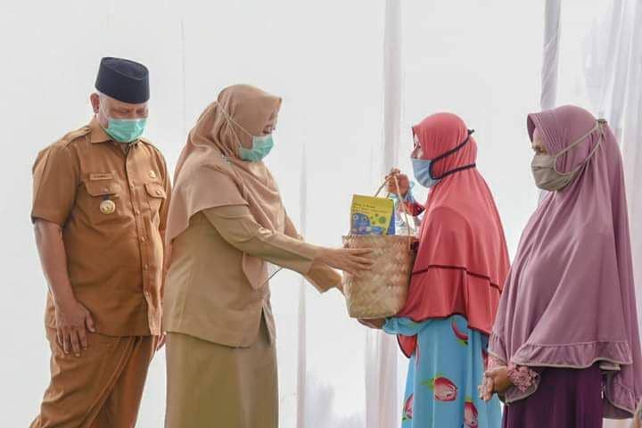 Wakil Gubernur NTB Hj. Sitti Rohmi Djalilah memberikan bantuan JPS Gemilang pada saat pandemik COVID-19. (dok. Diskominfotik NTB)