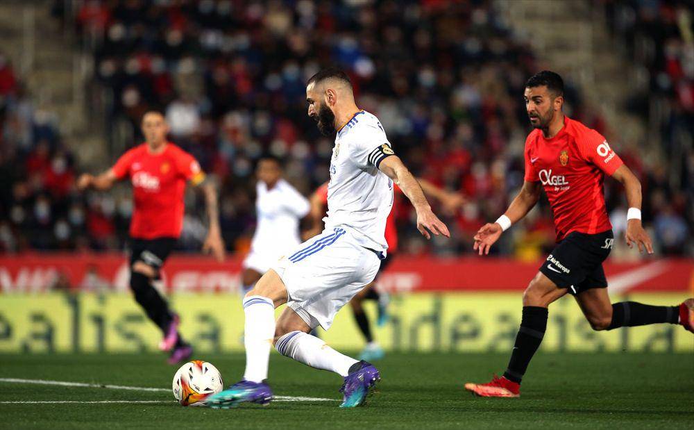 Aksi Karim Benzema dalam pertandingan Mallorca melawan Real Madrid di LaLiga. (twitter.com/LaLigaEN)