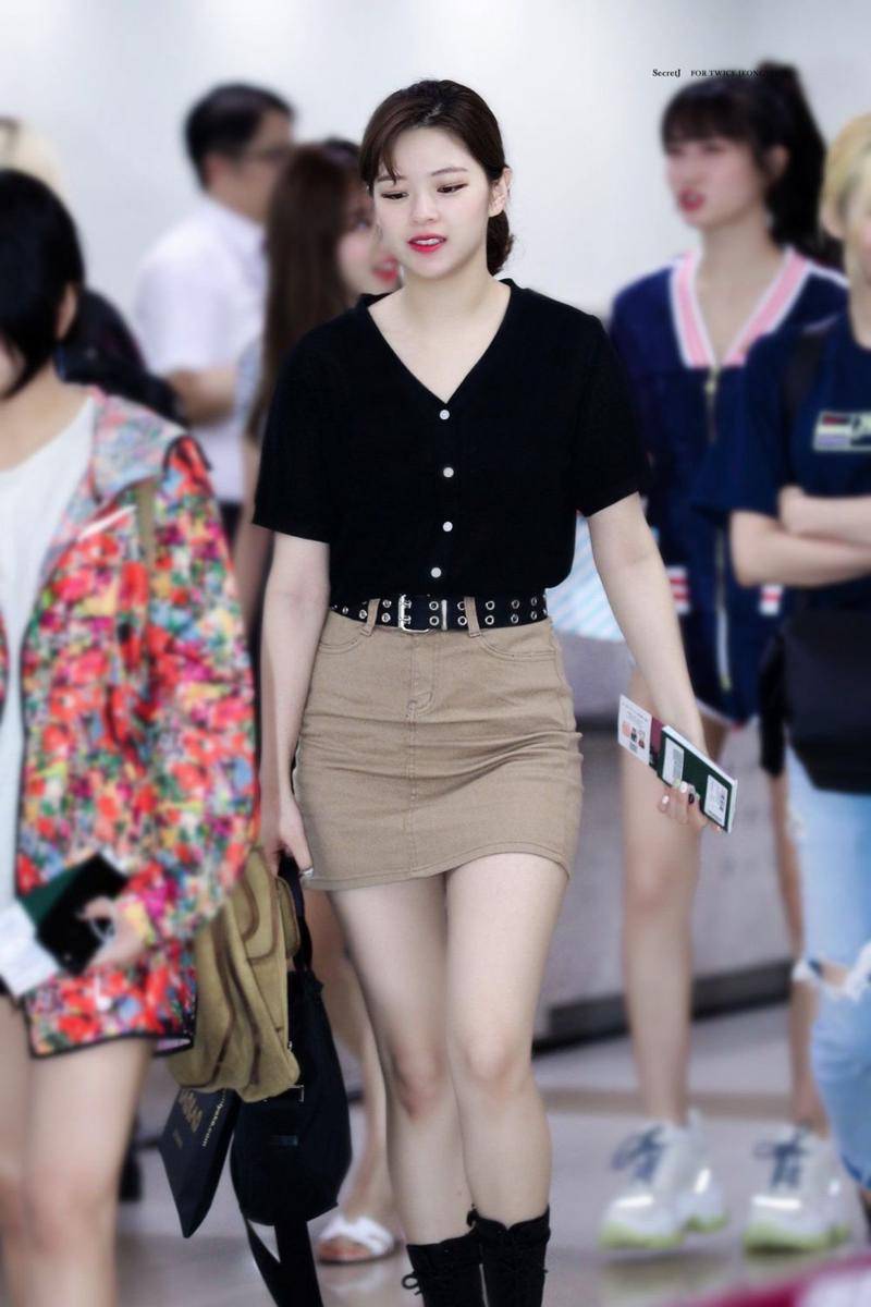 mini skirt Jeongyon Twice (twitter.com/Karinaa00480465)