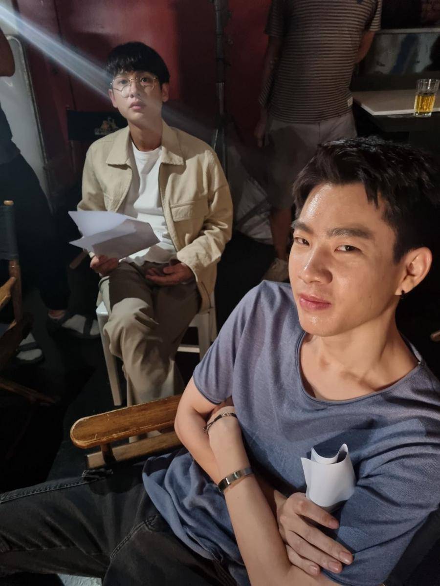 Gun Atthaphan dan Off Jumpol di belakang layar serial Not Me. (twitter.com/Nuchyfilm)