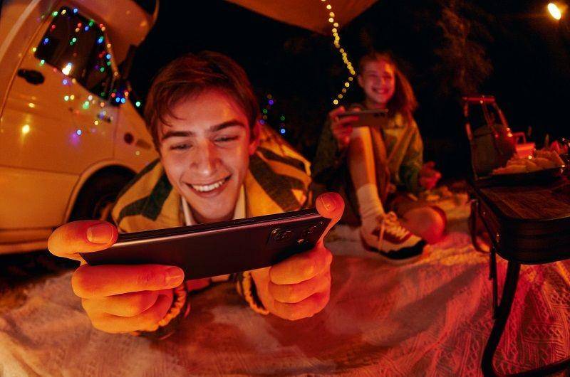 Seorang pemuda menggunakan smartphone OPPO Reno7 Series 5G (Dok. OPPO)