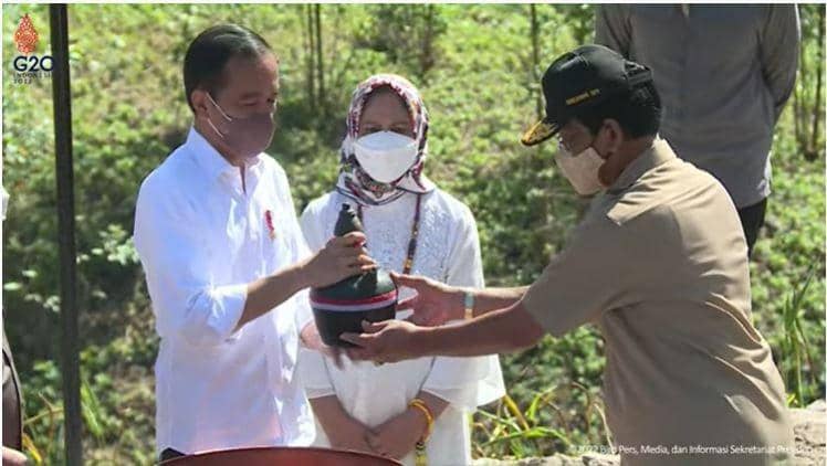 Gubernur Yogyakarta Sri Sultan Hamengkubuwono X menyerahkan air dan tanah di lokasi IKN Nusantara. Foto Youtube Biro Pers Kepresidenan