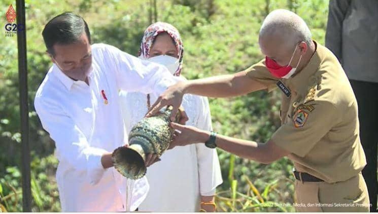 Gubernur Jawa Tengah Ganjar Pranowo menyerahkan air dan tanah dalam pembangunan IKN Nusantara, Senin (14/3/2022). Foto Biro Pers Kepresidenan