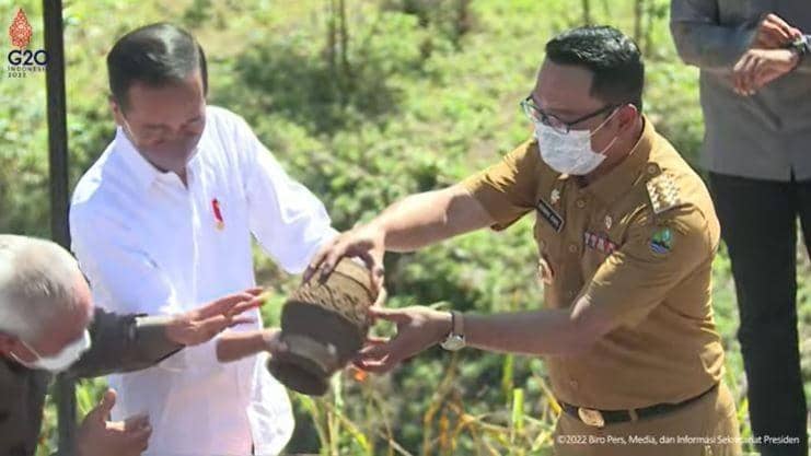 Gubernur  Jawa Barat Ridwal Kamil menyerahkan air dan tanah di lokasi IKN Nusantara. Foto Youtube Biro Pers Kepresidenan