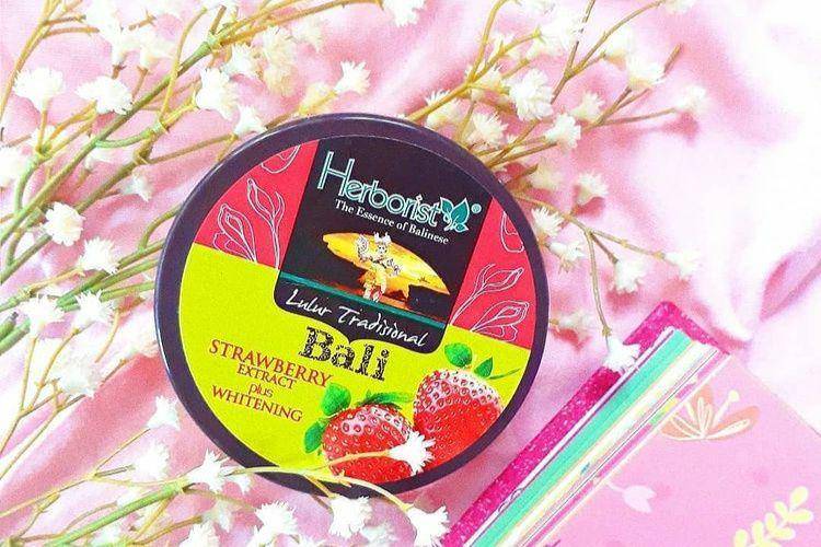 Herborist Lulur Tradisional Bali Strawberry Extract (instagram.com/herboristnaturalcare)