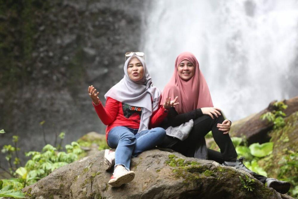 Artis Risty Tagor Terpesona Keindahan Air Terjun Way Tayas Lamsel