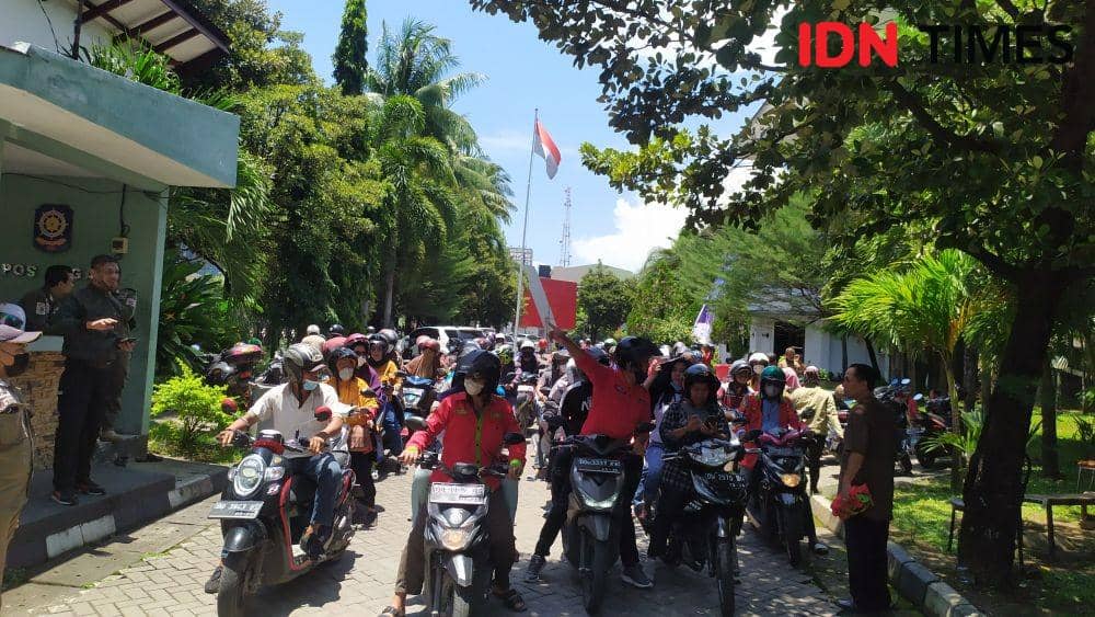 Mantan RT/RW menggeruduk kantor DPRD Makassar. (IDN Times/Sahrul Ramadan)