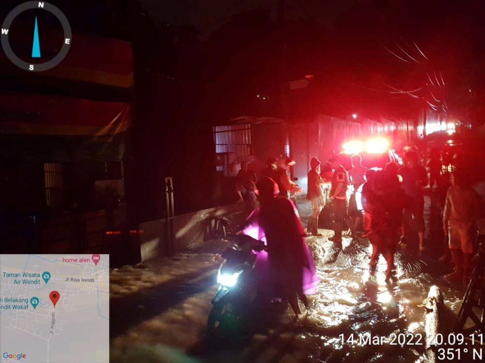 Proses pembersihan sisa banjir di Mangliawan, Malang. Dok/BPBD Kabupaten Malang