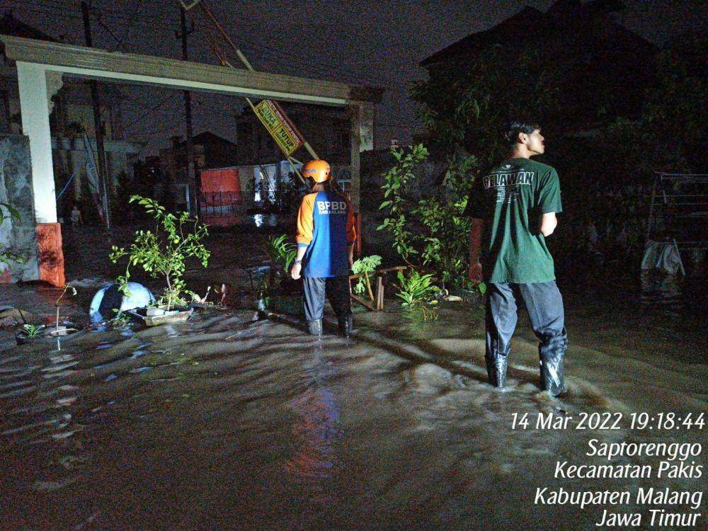 Kondisi banjir di kawasan Mangliawan saat evakuasi Selasa dini hari. Dok/BPBD Kabupaten Malang