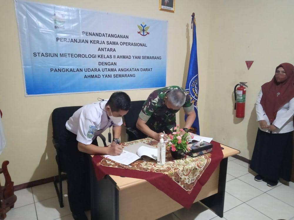 Kepala BMKG Meteorologi Ahmad Yani Sutikno saat meneken kerjasama dengan Komandan Lanumad TNI AD Semarang. (Dok. BMKG Meteorologi Ahmad Yani Semarang)