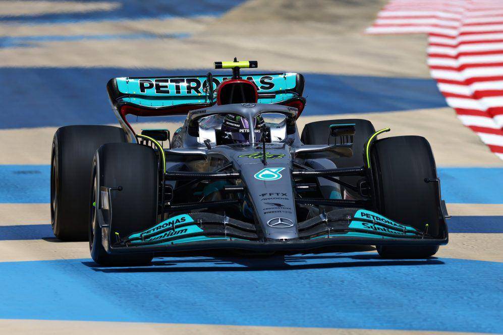 Lewis Hamilton mengendarai mobilnya pada tes pramusim di Bahrain. (formula1.com)