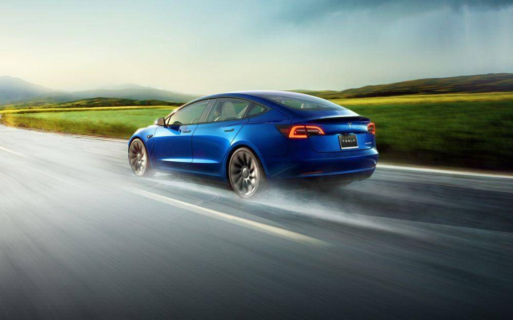 Tesla Model 3 Warna Deep Blue Metallic (https://www.tesla.com/)
