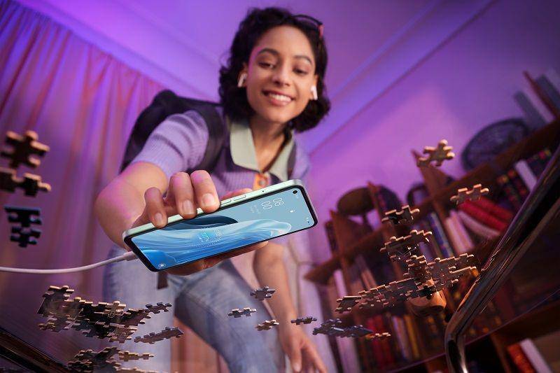 Seorang gadis menggunakan smartphone (Dok. OPPO)