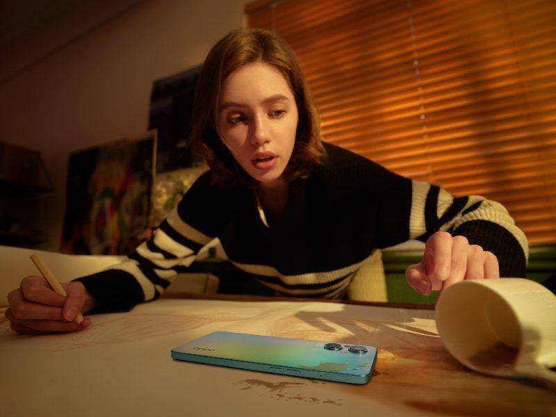 Seorang wanita menggunakan OPPO Reno7 Series 5G (Dok. OPPO)