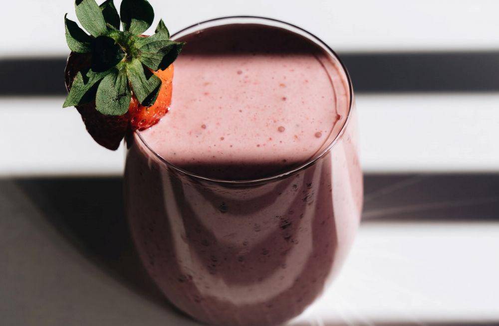 ilustrasi jus strawberry cokelat (pexels.com/alleksana)