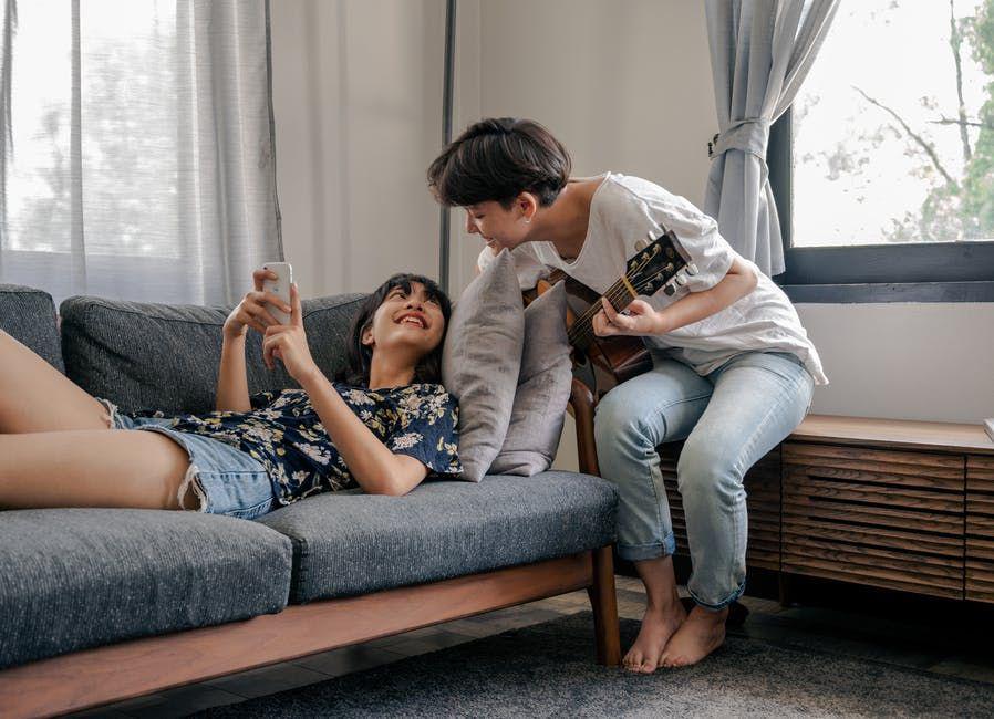 5 Zodiak yang Diam-diam Romantis, Tingkahnya Unik!