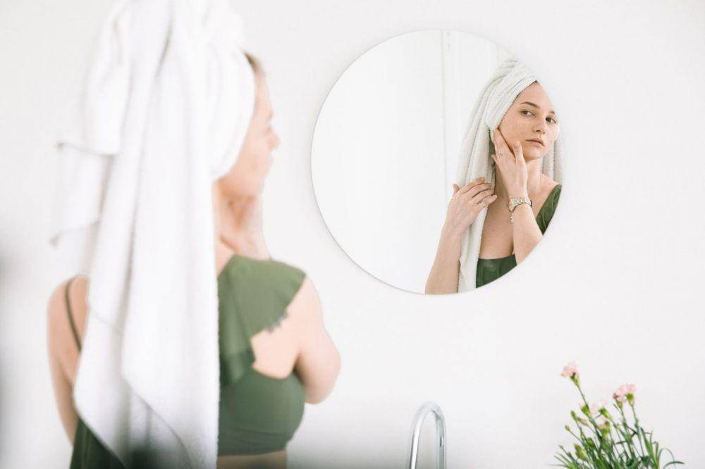 ilustrasi perempuan memakai skincare (pexels.com/EKATERINA BOLOVTSOVA)