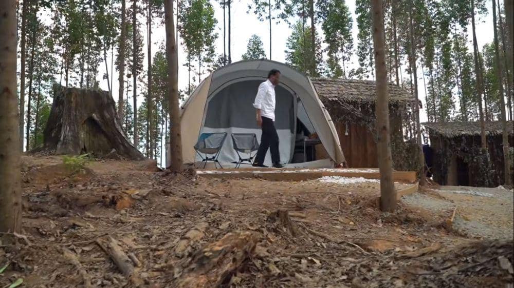 Jokowi di depan tendanya. (YouTube.com/Sekretariat Presiden)