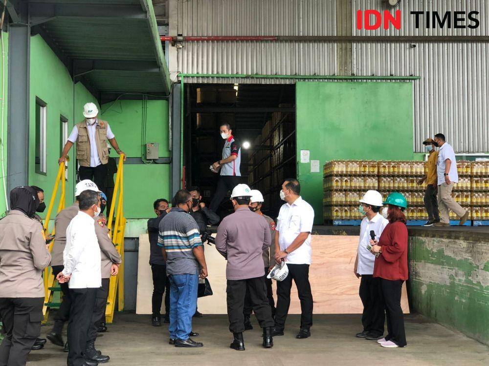 Sidak ketersediaan minyak goreng di pabrik PT Bina Karya Prima (BKP), Marunda, Jakarta Utara. (IDN Times/Vadhia Lidyana)