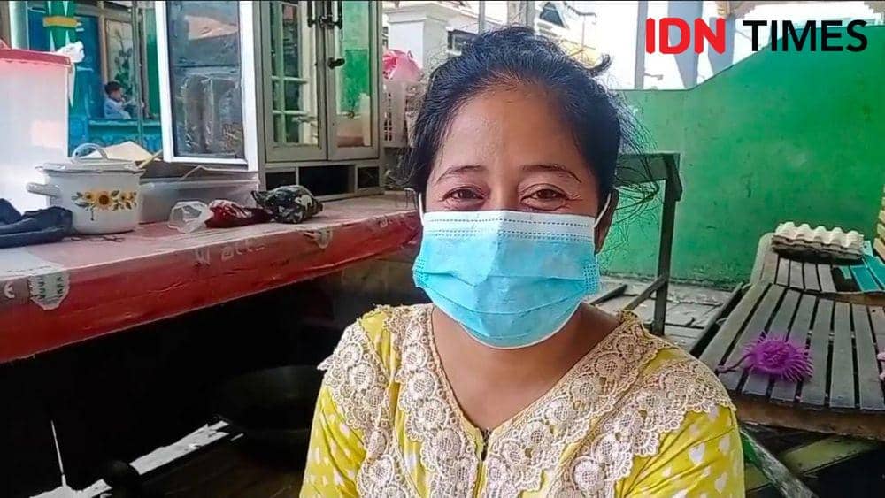 Nirmala Sari (35), pedagang makanan gorengan rumahan (Nina/IDN Times)