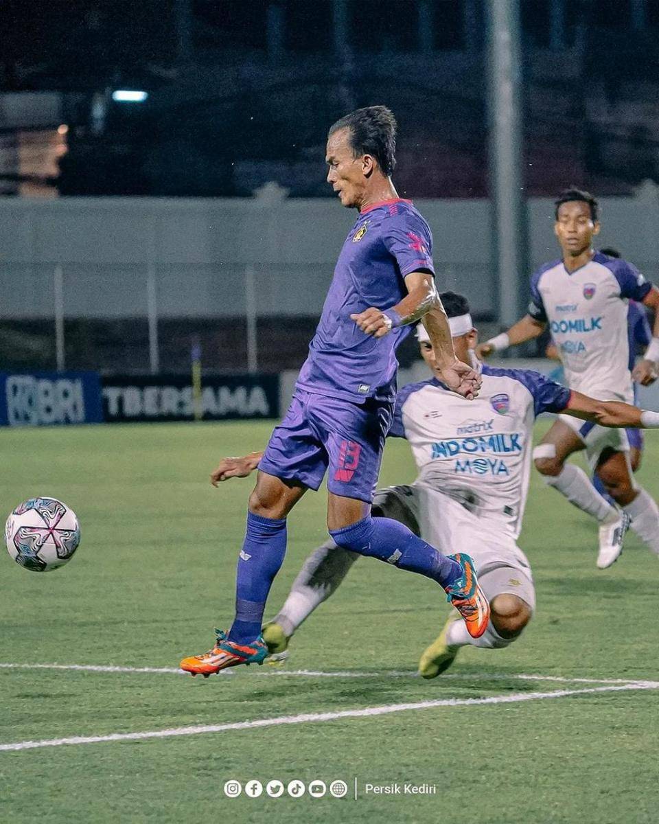 Pemain Persik Kediri saat melawan Persita Tangerang. Instagram.com/@persikfcoffcial
