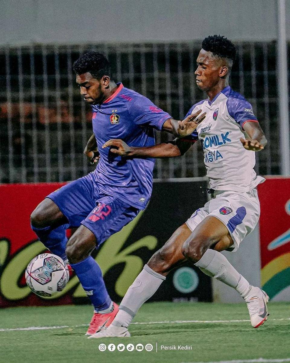 Pemain Persik Kediri saat melawan Persita Tangerang. Instagram.com/@persikfcoffcial