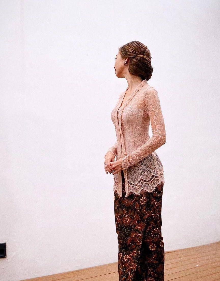 Kebaya ala Yuki Kato (instagram.com/yukikt)