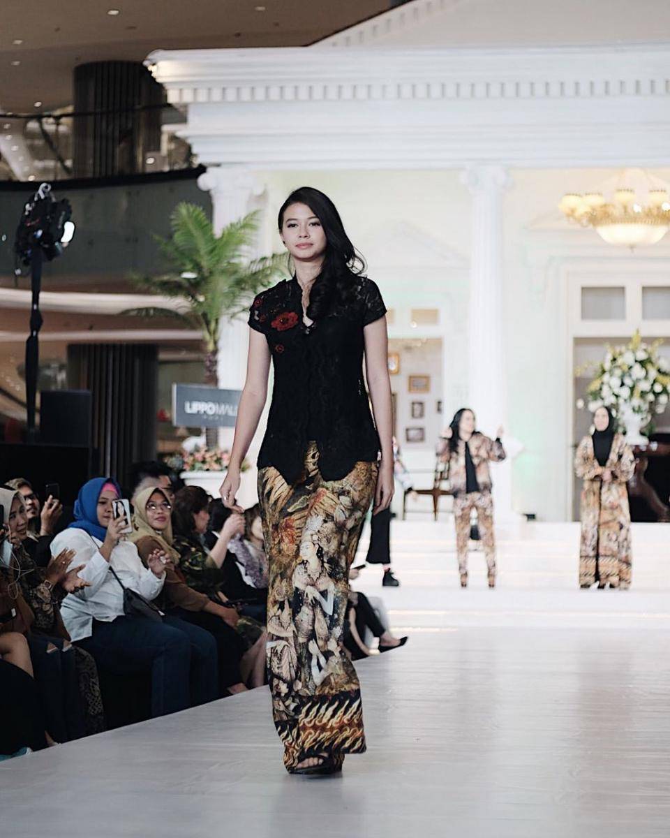 Kebaya ala Yuki Kato (instagram.com/yukikt)
