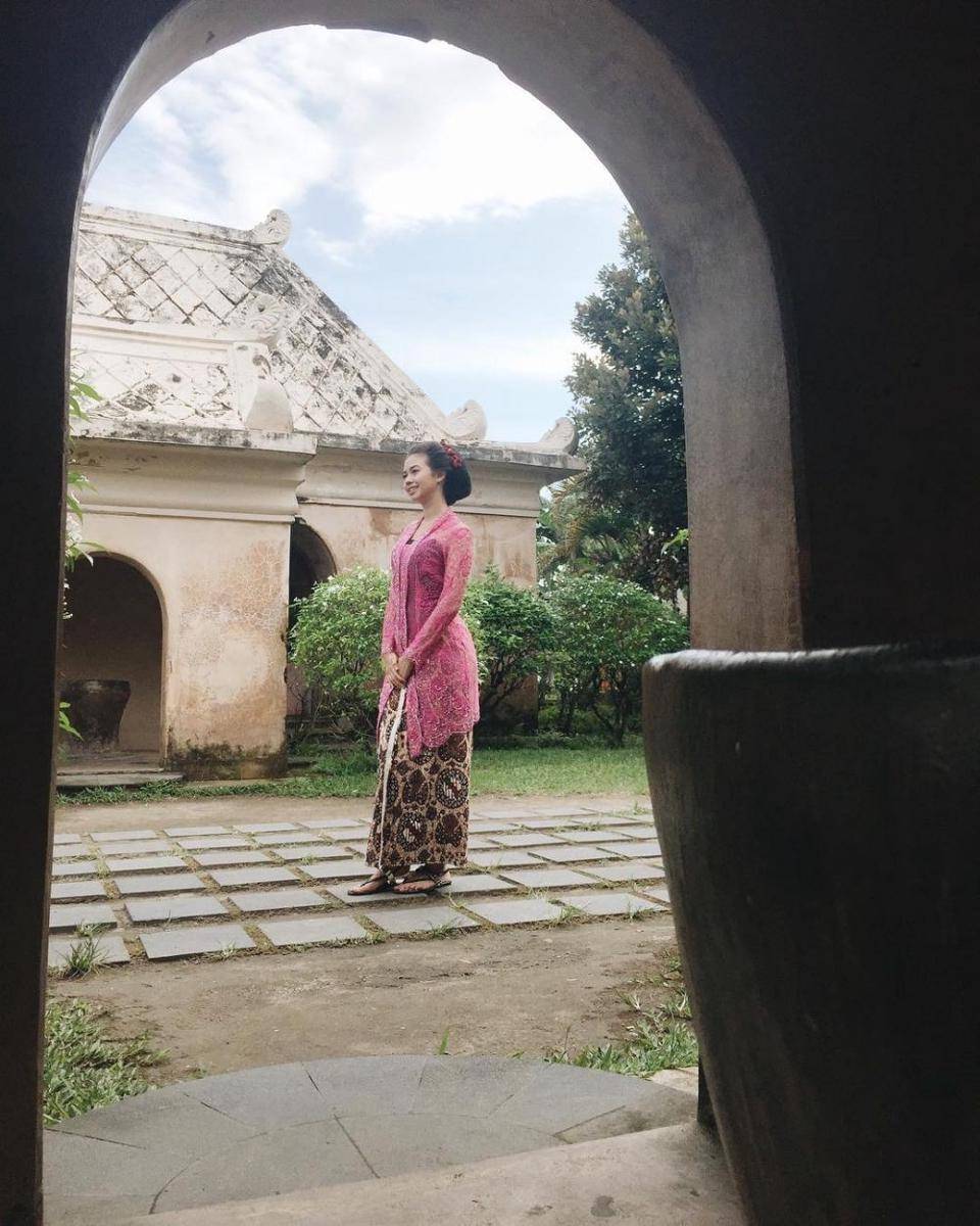 Kebaya ala Yuki Kato (instagram.com/yukikt)