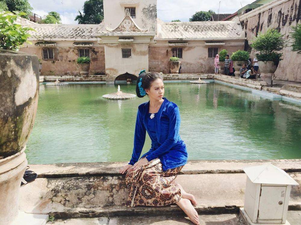 Kebaya ala Yuki Kato (instagram.com/yukikt)