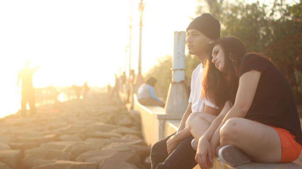 Potret Jefri Nichol dan Wulan Guritno di film Jakarta vs Everybody. (instagram.com/jefrinichol)