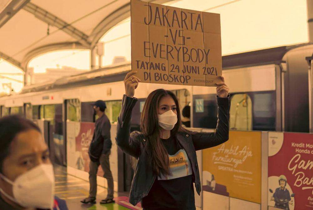 Potret Wulan Guritno Promosi fim Jakarta vs Everybody. (instagram.com/jakartavseverybody.film)