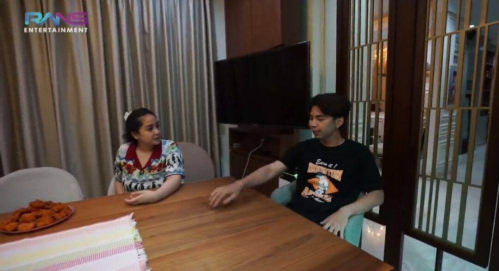 potret Dimas Ahmad dan mobilnya setelah kecelakaan (dok. youtube.com/Rans Entertainment)