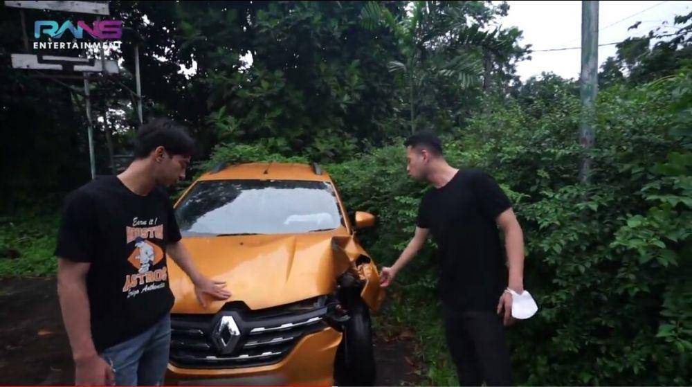 potret Dimas Ahmad dan mobilnya setelah kecelakaan (dok. youtube.com/Rans Entertainment)