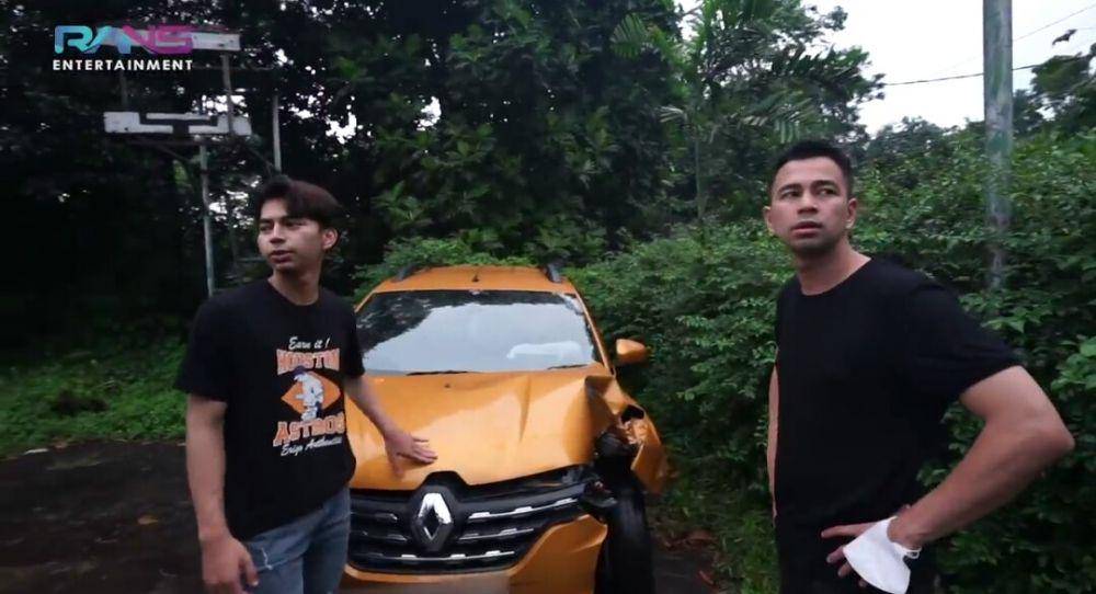 potret Dimas Ahmad dan mobilnya setelah kecelakaan (dok. youtube.com/Rans Entertainment)