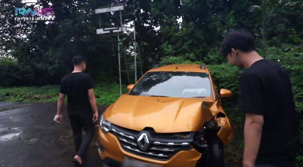 potret Dimas Ahmad dan mobilnya setelah kecelakaan (dok. youtube.com/Rans Entertainment)