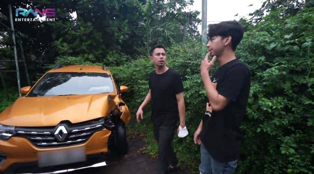 potret Dimas Ahmad dan mobilnya setelah kecelakaan (dok. youtube.com/Rans Entertainment)