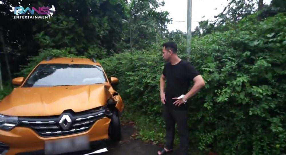 potret Dimas Ahmad dan mobilnya setelah kecelakaan (dok. youtube.com/Rans Entertainment)