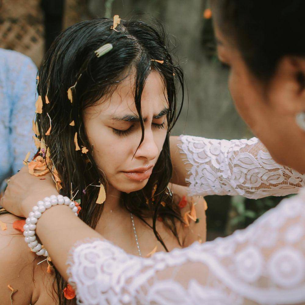 potret Valerie Thomas saat jalani ritual Melukat (instagram.com/valerieethomas)