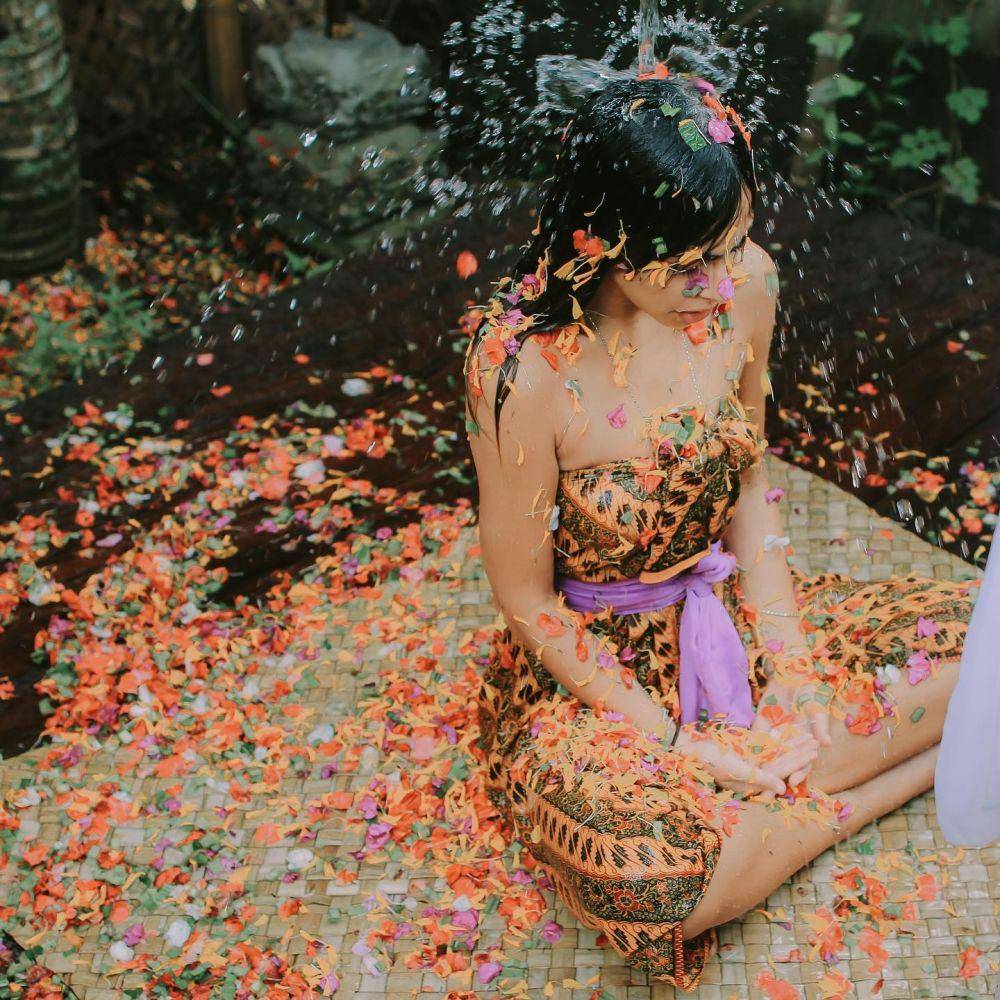 potret Valerie Thomas saat jalani ritual Melukat (instagram.com/valerieethomas)