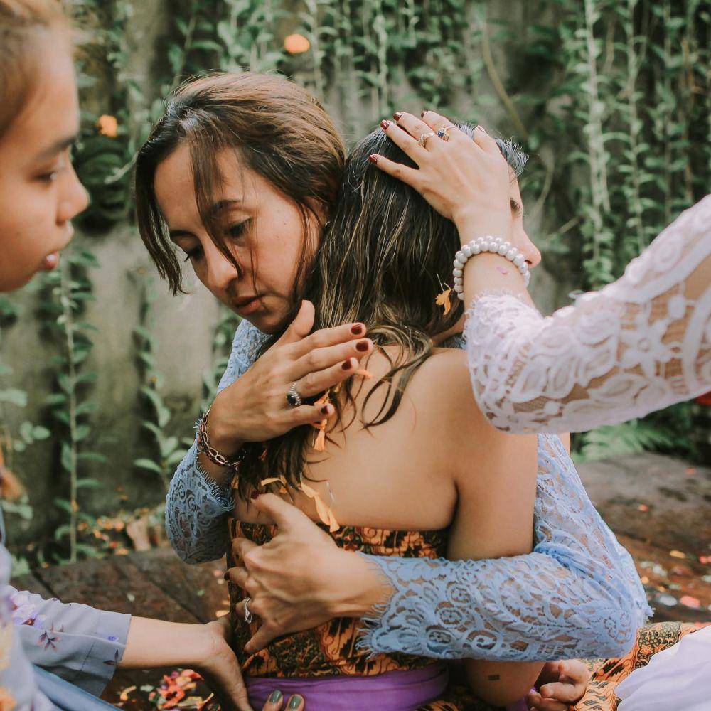 potret Valerie Thomas saat jalani ritual Melukat (instagram.com/valerieethomas)